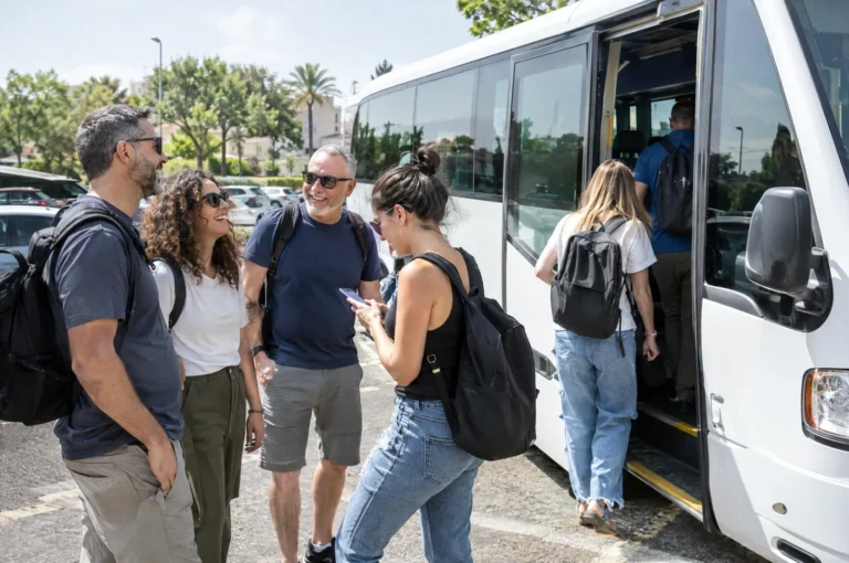 קבוצת חברים עולה למידיבוס לנסיעה משותפת