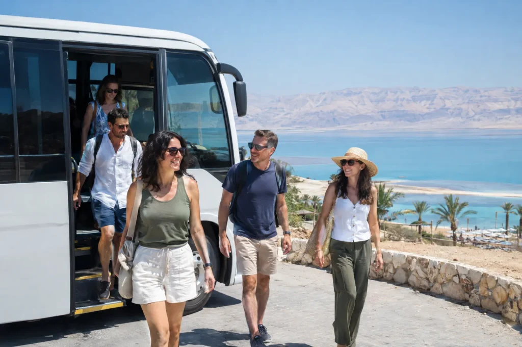 קבוצת עובדים יורדת ממידיבוס ליד ים המלח
