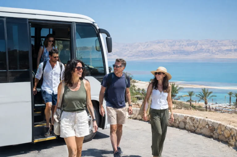 קבוצת עובדים יורדת ממידיבוס ליד ים המלח