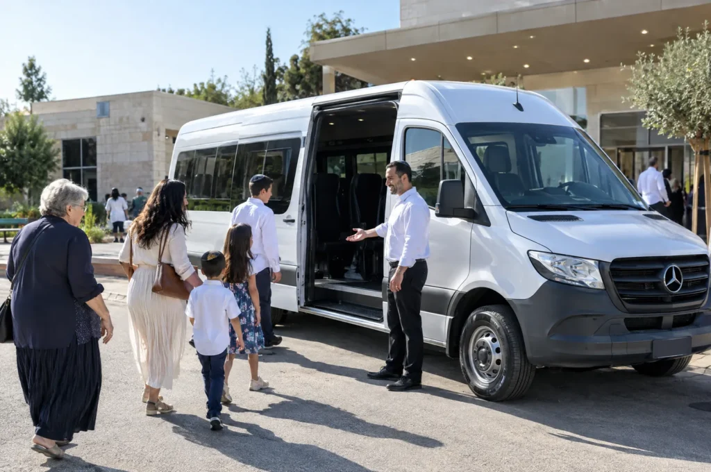 נהג מקבל משפחה למיניבוס ליד אולם אירועים